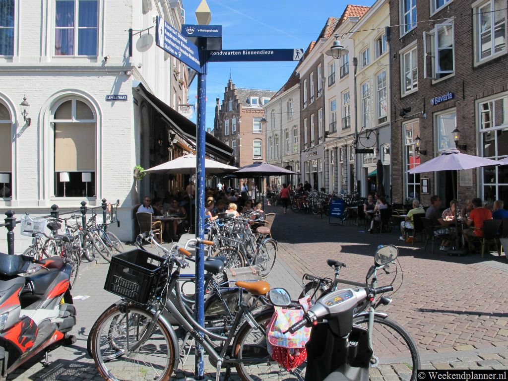 Hier in Uilenburg bij de Lepelstraat en de Vismarkt zijn veel cafés en restaurants. Bij de Korenbrug is de opstapplaats voor de rondvaartboten op de Binnendieze.Tip: Varen onder het centrum van 's-Hertogenbosch.